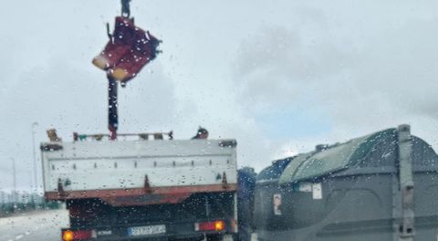 El infractor vació los enseres en el contenedor con un camión grúa