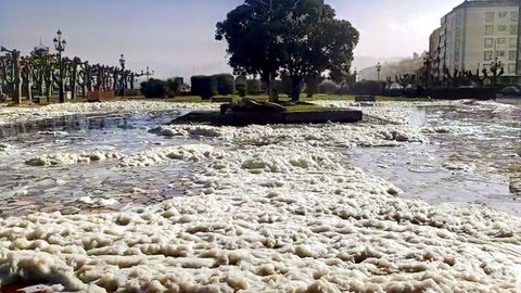 Espuma marina por el fuerte temporal