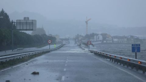 Oleaje entrando en la autova de Marn