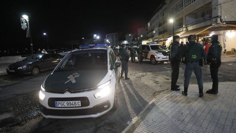 Un control nocturno de efectivos de la Guardia Civil en la zona de A Rapadoira, en Foz