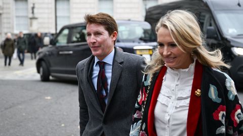 El cantante James Blunt a su llegada a la ceremonia junto a su pareja�Sofia Wellesley