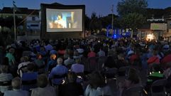 Cientos de personas llenaron en Sober la Praza do Concello para ver  Live is life 