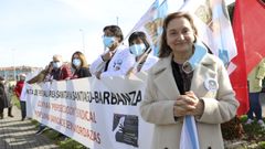 La m�dica expedientada, F�tima Nercellas, en primer plano, ante la pancarta que portaba la Xunta de Persoal