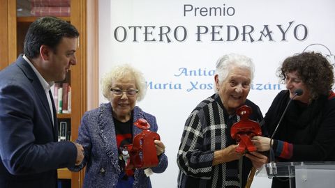 En la recepcin del premio Otero Pedrayo en el 2018, junto a Mara Xos Queizn