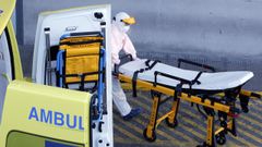 Un t�cnico en emergencias sanitarias, durante un traslado en el hospital Montecelo, de Pontevedra
