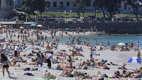La playa de Riazor, de la ciudad de A Coruña, una de las que aparece aconsejadas en el artículo de «The Sun»