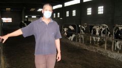 Jos� Pereda, en su explotaci�n, situada en A Veiga do Pumar (Cospeito)