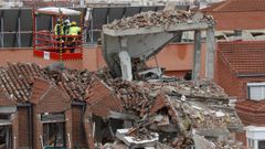 Varios expertos comprueban los daos ocasionados tras la explosin registrada ayer en el nmero 98 de la madrilea calle Toledo