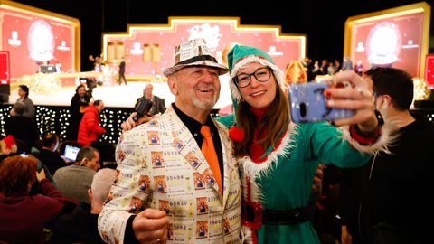 Una mujer disfrazada de elfo navide�o y un hombre con un traje de d�cimos. 