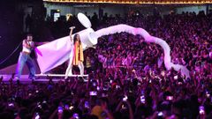 Katy Perry echando crema solar entre los asistentes. 