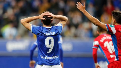 Toche Real Oviedo Granada Carlos Tartiere.Toch� se lamenta tras una ocasi�n ante el Granada