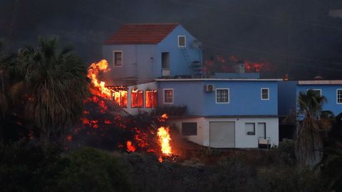 La lava del volcn Cumbre Vieja incendia una casa en la isla canaria de La Palma, vista desde Tajuya.