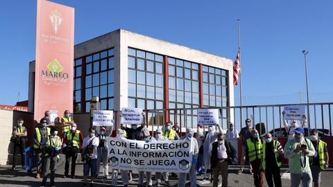 Maniestaci�n de fot�grafos asturianos en Mareo para pedir acceder a los entrenamientos de los futbolistas