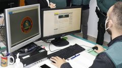 Un agente especializado en ciberdelincuencia del Equipo @ de la Guardia Civil que opera en el �rea de Santiago y que tiene su sede en el puesto principal de Milladoiro