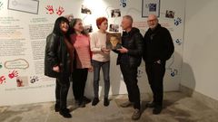 El pintor monfortino Roberto Gonz�lez Fern�ndez (segundo por la derecha) entreg� el cuadro de su t�a Gloria Fern�ndez a la vicepresidenta de la Diputaci�n, Maite Ferreiro