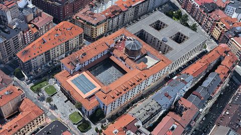 Edificio histórico del Hotel de la Reconquista en la actualidad y, pegado a él, la Escuela de Minas de la Universidad de Oviedo
