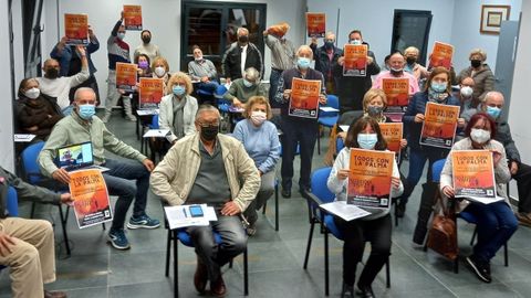 Integrantes de la junta directiva de la FAV muestran el cartel de la campa�a de solidaridad con La Palma