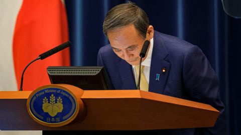 El primer ministro japon�s,Yoshihide Suga, se inclina durante la rueda de prensa ofrecida el pasado jueves, en la que anunci� el estado de emergencia en Tokio y que los Juegos Ol�mpicos se celebrar�n sin p�blico en las gradas