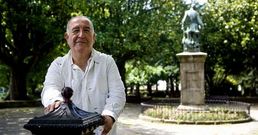 Xos� Francisco Delgado, arcipreste de Ferrol, ayer en los Jardines de las Angustias.