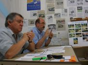 Acto informativo de la plataforma vecinal contra la subida del agua en julio del a�o 2002. Antonio Falc�n, a la izquierda, est� acompa�ado por Jos� Luis Rodr�guez Rivera, actual concejal de Servicios. 