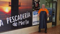 Mart�n Ferr�o, frente a su pescader�a de la galer�a Santo Domingo en la capital ourensana.