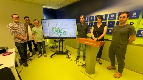 El equipo de la Universidade da Corua responsable del proyecto Litheum, con el concejal de Urbanismo Alberto Oubia