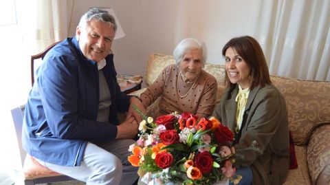 El alcalde de Sanxenxo, Telmo Martín, y la edila de Servicios Sociales, Paz Lago, visitaron a Consuelo García para felicitarla por sus 105 años