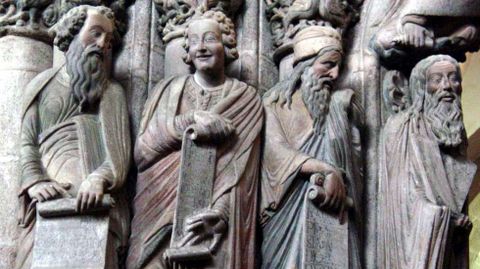 El profeta Daniel (segundo por la izquierda) del p�rtico de la Gloria de la catedral compostelana, obra del maestro Mateo que fue realizada por encargo del rey Fernando II de Le�n