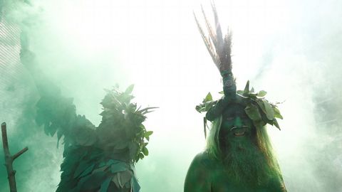 Participantes en el festival anual Jack in the Green que se celebra coincidiendo con el bank holiday brit�nico, en Hasting