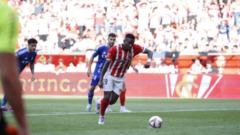 Derbi asturiano entre el Real Sporting de Gijon y el Real Oviedo en El Molin�n