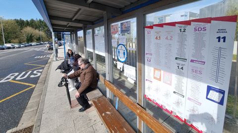 Usuarios, aguardando por el bus urbano en el HULA
