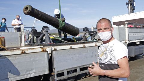 Descarga de uno de los ca�ones en presencia de Sergio Garc�a, el percebeiro que los encontr�