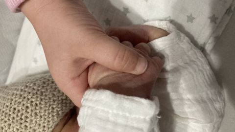 Imagen de archivo de una madre sujetando la mano de su hijo reci�n nacido.