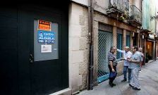 Locales comerciales cerrados y con carteles de �se alquila� en la r�a da Paz de Ourense. 