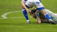 Christian felicita a Femen�as despu�s de que el portero atrapase un bal�n durante el Oviedo-Lugo