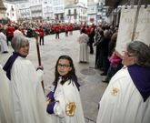 Viveirenses de distintas generaciones en la Procesi�n del V�a Lucis, ayer por la tarde. 