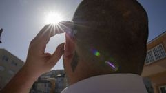 Observaci�n de un eclipse desde Cai�n, A Laracha, en imagen de archivo