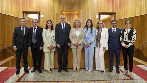 Paula Mouzo, a la derecha, junto a los otros ocho nuevos diputados