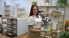 Nieves Sanls abri su tienda de velas artesanales en Noia hace apenas tres meses.