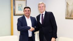 El alcalde de Laxe, Francisco Charl�n, con el presidente de la Xunta, Alfonso Rueda.