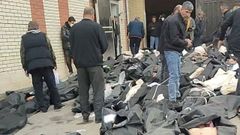 Exterior del centro forense de�Kahrizak, en Teher�n con varios cad�veres esperando aser identificados por sus familiares.