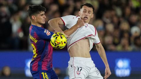 El defensa del Barcelona Gerard Mart�n lucha con Budimir, de Osasuna, durante el partido en el Camp Nou.