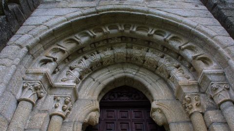 Decoración en una puerta de la iglesia de Pombeiro