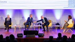 Alfonso Rueda saluda a Juan Carlos Lentijo, presidente del Consejo de Seguridad Nuclear durante la clausura de la 52&ordf; reuni&oacute;n anual da Sociedad Nuclear Espa&ntilde;ola en Palexco