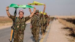 Combatientes  kurdos victoriosos ondean sus banderas amarillas en Tel Abyad, en la provincia de Raqqa (Siria) despu�s de tomar el control de la zona. En primer t�rmino, una mujer soldado sonriente y portando un misil