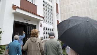Vecinos de la r�a de Xes�s Carro, en el barrio de Vite, ante el portal en el que denuncian la actividad de un narcopiso