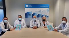 Los doctores Javier Y��ez y Manuel Castro, en los extremos, con el jefe de servicio de traumatolog�a, Roberto Casal, el gerente del �rea sanitaria de Vigo, Javier Puente, y la directora asistencial, Susana Cerqueiro.