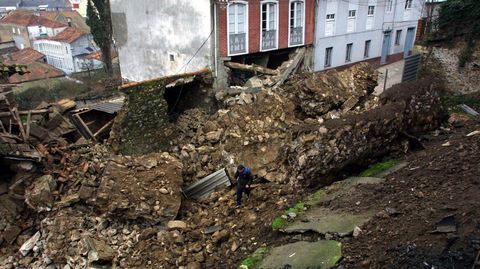 Escombros sobre las casas de la cuesta de Santo Domingo a la ma�ana siguiente del derrumbe de la muralla de Monforte