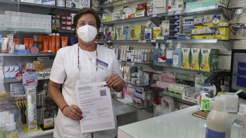 La farmac�utica Mar�a Teresa Iglesias con las dos dosis de Pfizer en su certificado de vacunaci�n