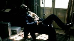 Detenido en 1849 acusado de integrar un grupo de izquierda contrario al zar Nicol�s I, Dostoievski fue sometido a un simulacro de fusilamiento y condenado al destierro en Siberia. Cumpli� pena en Omsk entre 1850 y 1854. A�n servir�a en Semipalatinsk como soldado raso hasta 1859. Solo entonces recobr� sus derechos y volvi� a San Petersburgo. La experiencia lo cambi� como persona y marc� como escritor. A la izquierda, Omar Sharif, caracterizado como Step�n Trof�movich, en un descanso del rodaje de �Los pose�dos�, adaptaci�n de la novela de Dostoievski realizada en 1988 por Andrzej Wajda